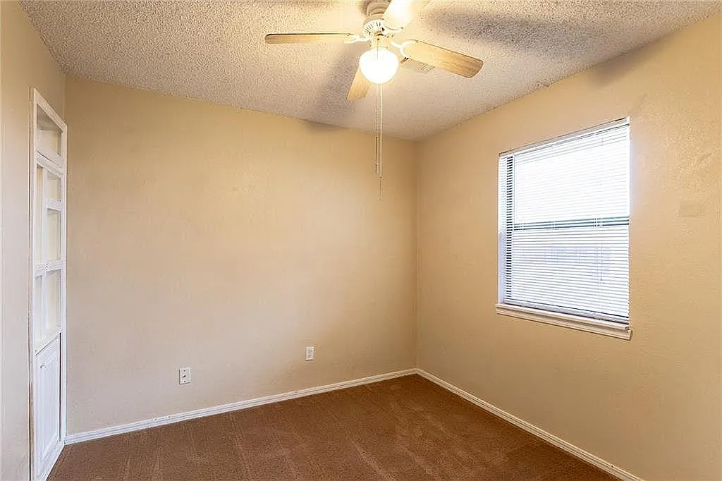 3 bed, 1.5 bath, 1279 sqft, $1,415 — Photo 4