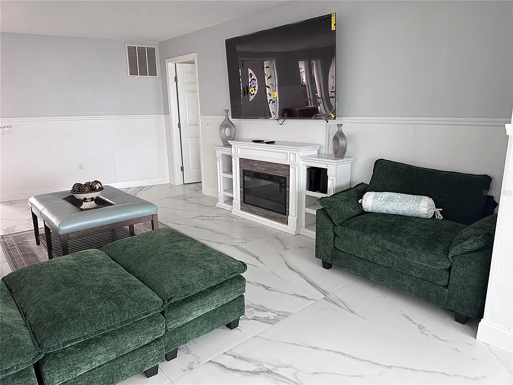 4 bed, 3.0 bath, 2798 sqft, $4,500 — Photo 2