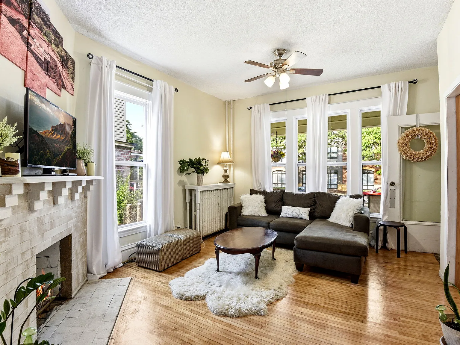 3 bed, $2,500 — Photo 1