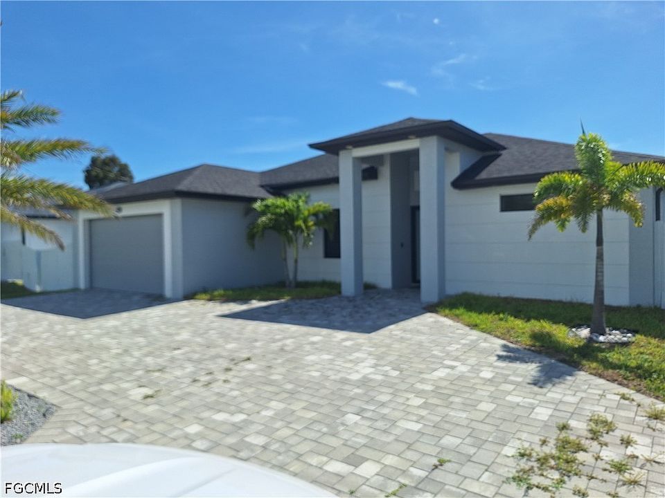 1st image of 404 Chiquita Blvd N