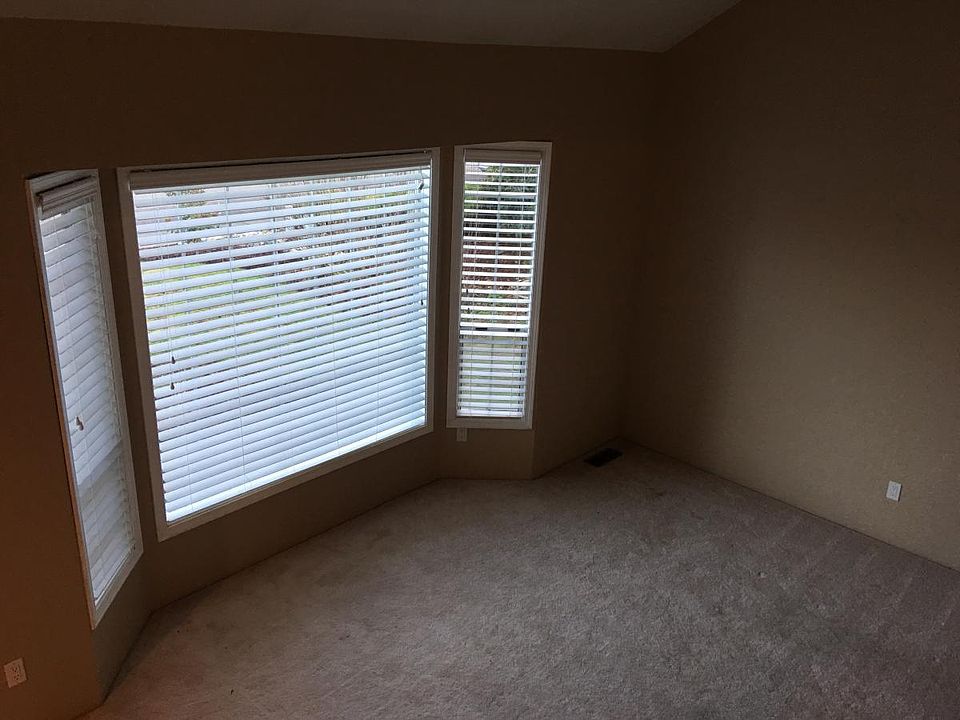 Living Room w/vaulted ceilings.