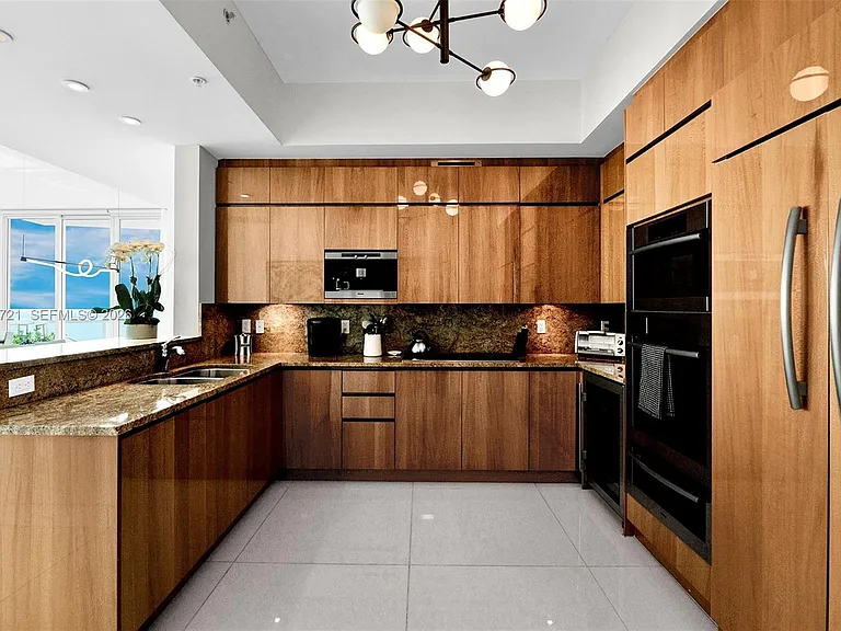50 S Pointe Dr #2702 — Photo 2