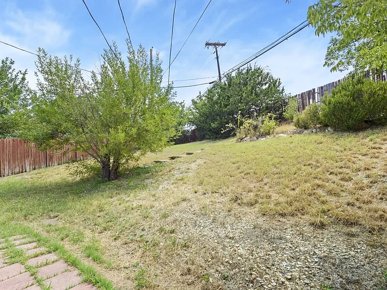 2410 Royal Crest Cir — Photo 18