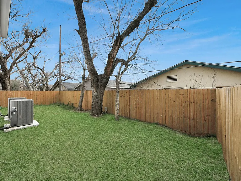 3524 Rebecca St — Photo 40