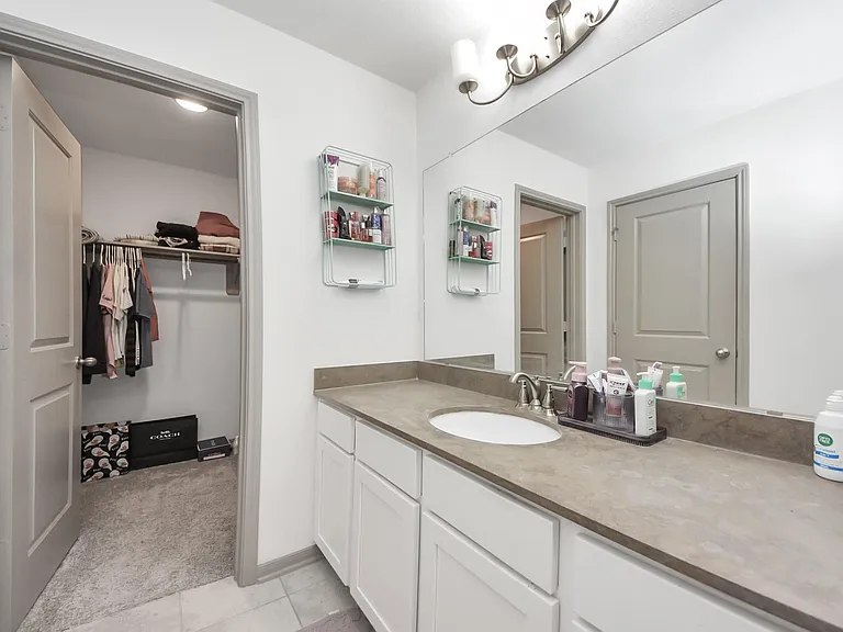 1911 Sapphire Pines Ln — Photo 34