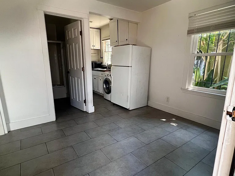 1152 N Sycamore Ave #5 — Photo 3