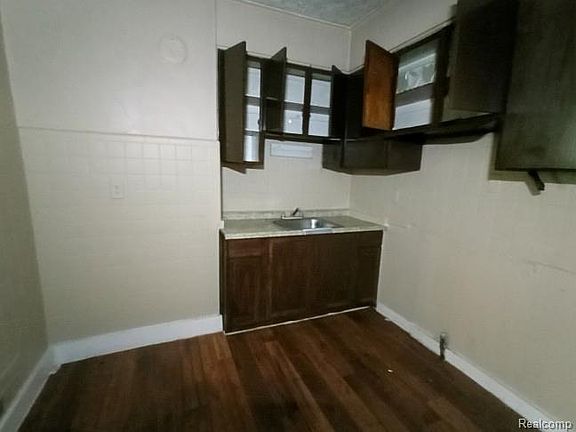 5th image of 14221 Jane St