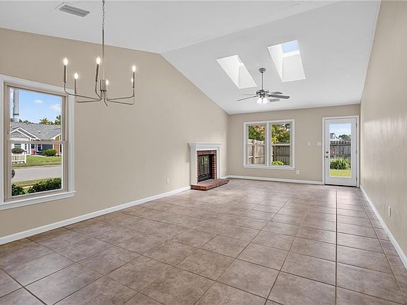 4th image of 2000 Trumbull Ct