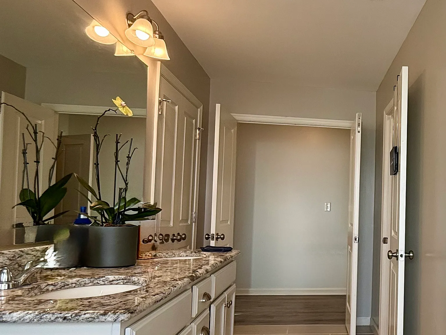 4 bed, 2.5 bath, 2400 sqft, $3,800 — Photo 2