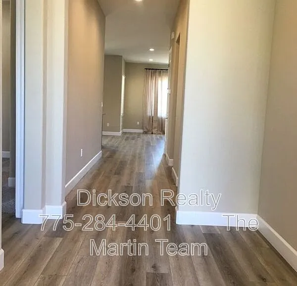 306 Commodore Dr — Photo 2