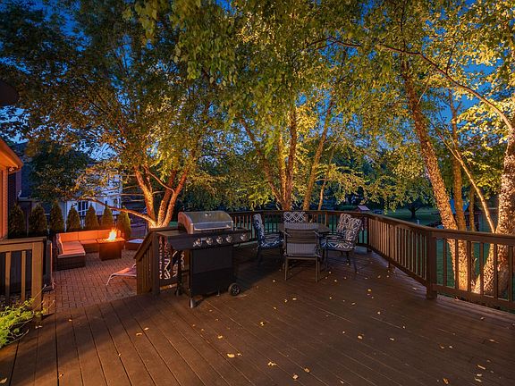 3rd image of 915 Dunvegan Cir