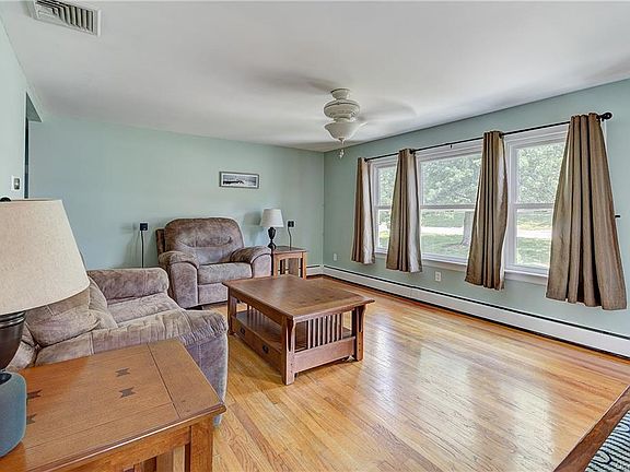 4th image of 54 Monarch Dr
