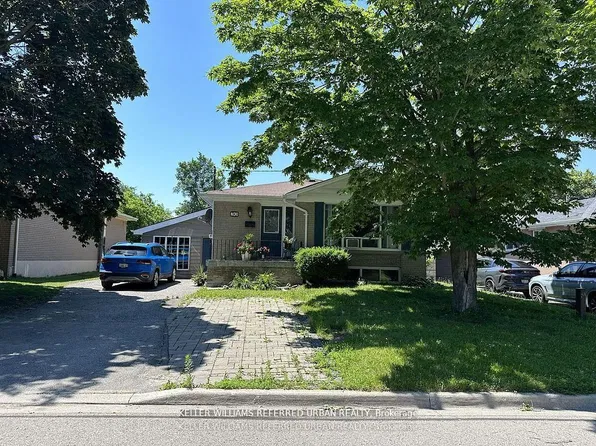 30 Collins Cres, Aurora, ON L4G 2W2