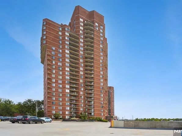 627 Harmon Cv, Secaucus, NJ 07094