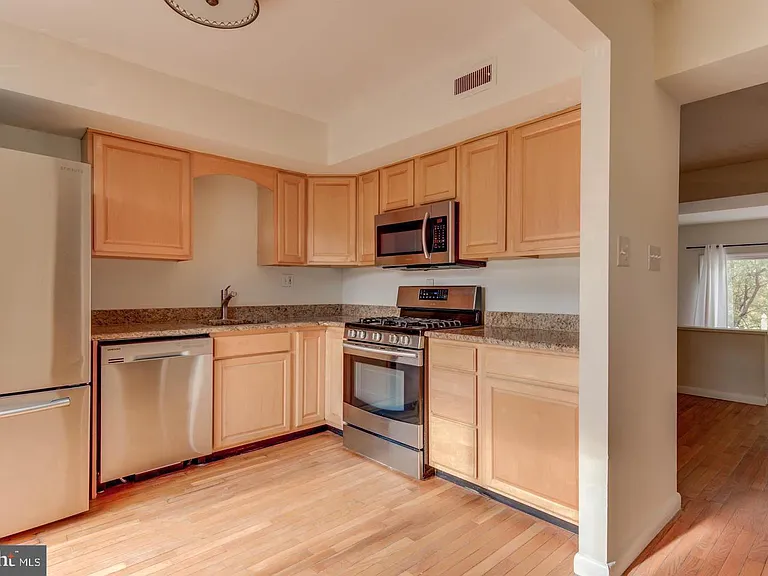 107 Montrose Ave — Photo 8