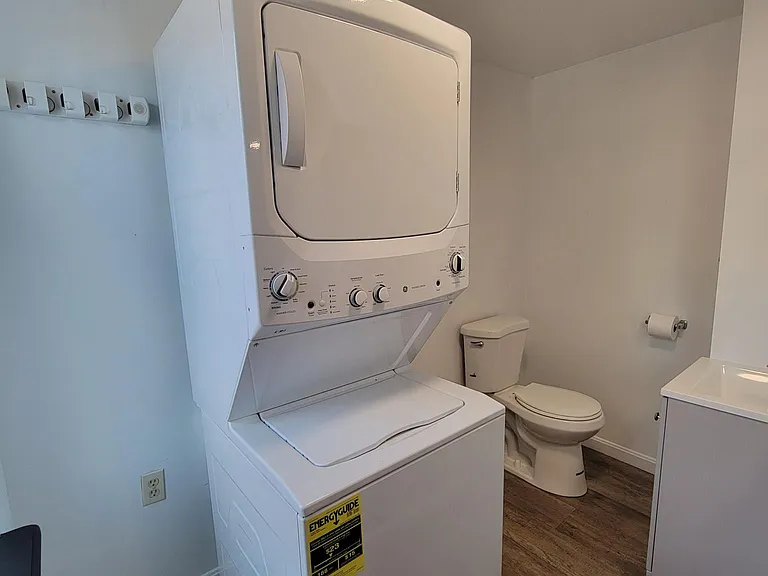 139 N Pine St — Photo 11