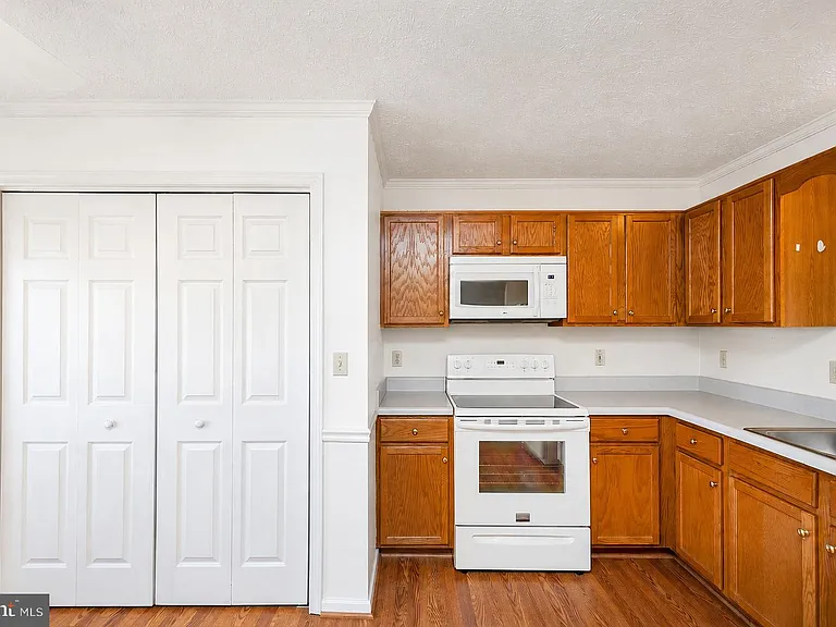 304 Chatham Sq — Photo 9