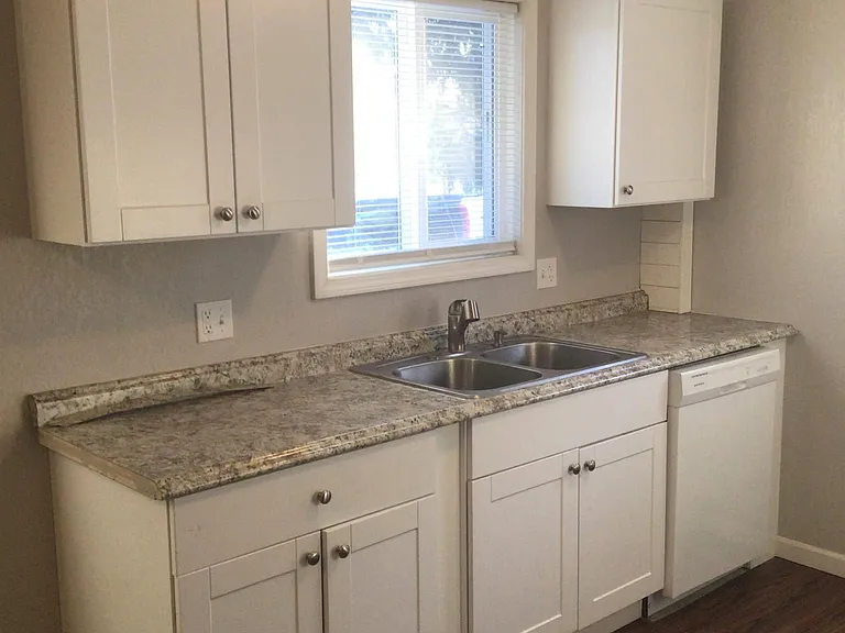 913 Mulberry Ln — Photo 4