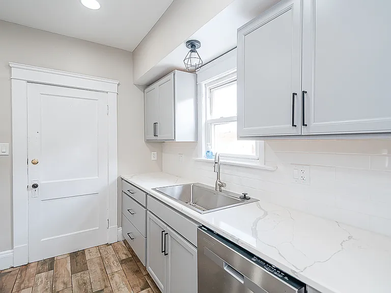 10712 Fidelity Ave #UP — Photo 4