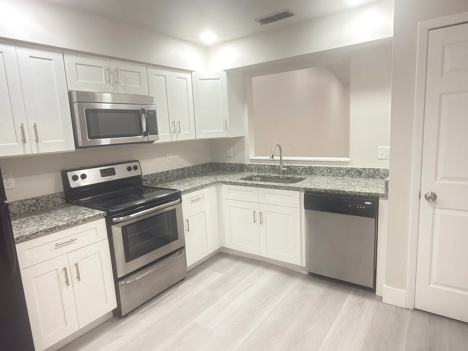 2 bed, 1024 sqft, $1,745 — Photo 2