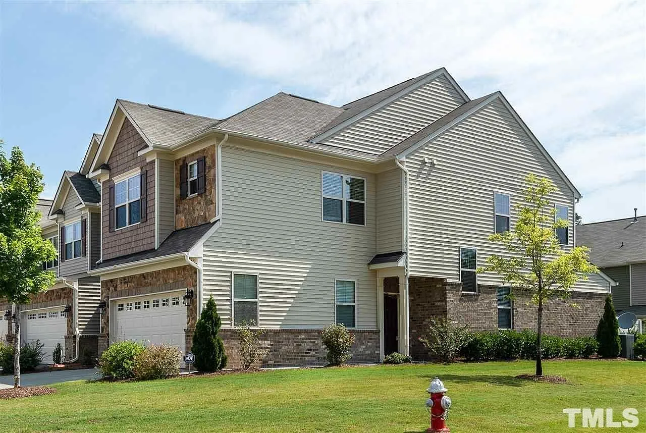 3 bed, 2.5 bath, 1950 sqft, $2,195 — Photo 2
