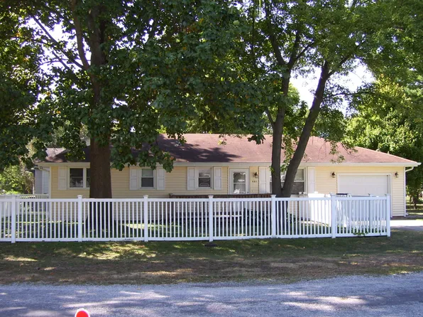 301 N Morgan St, Bement, IL 61813