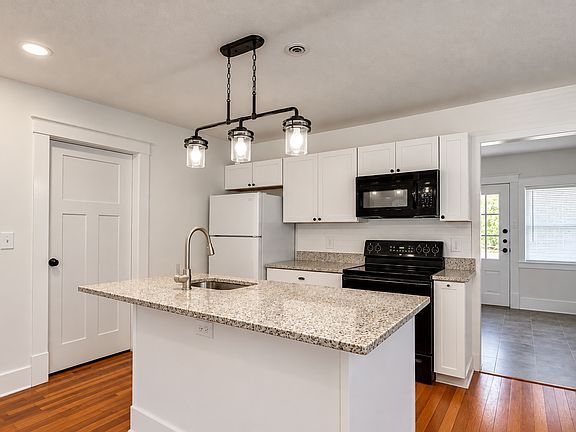 5th image of 2605 Robinson St