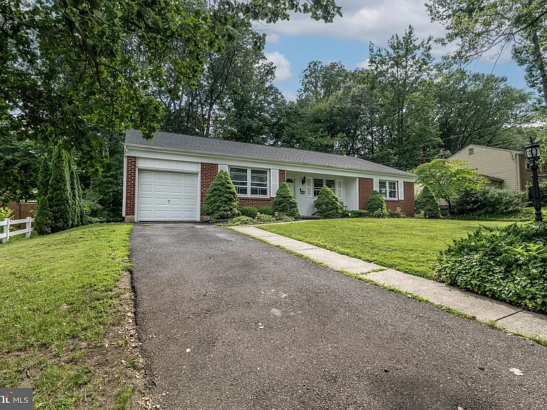 1744 Lark Ln — Photo 2