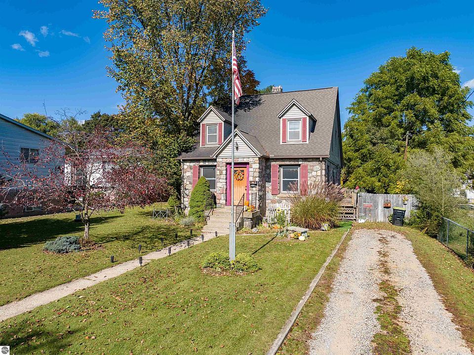 1st image of 135 Carpenter St
