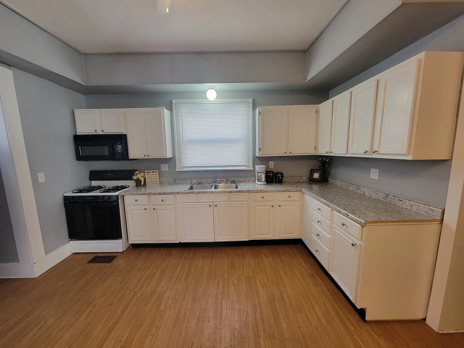 3 bed, 1000 sqft, $1,800 — Photo 3