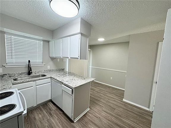 5th image of 900 Avenue H APT D