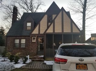 22 Oak Ct, Merrick, NY 11566