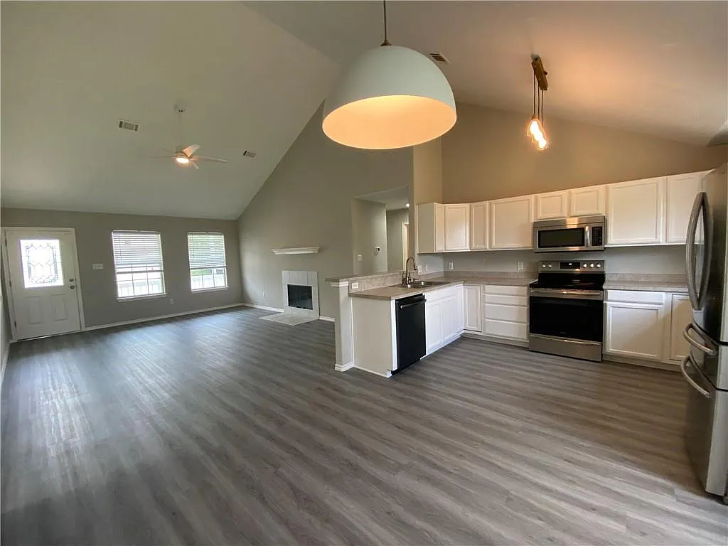 3 bed, 2.0 bath, 1417 sqft, $1,800 — Photo 2