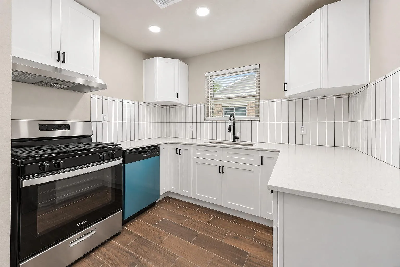 3 bed, 2.0 bath, 1230 sqft, $2,000 — Photo 3