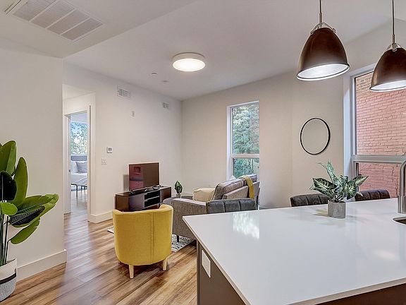 5th image of 3029 Glenwood St #412