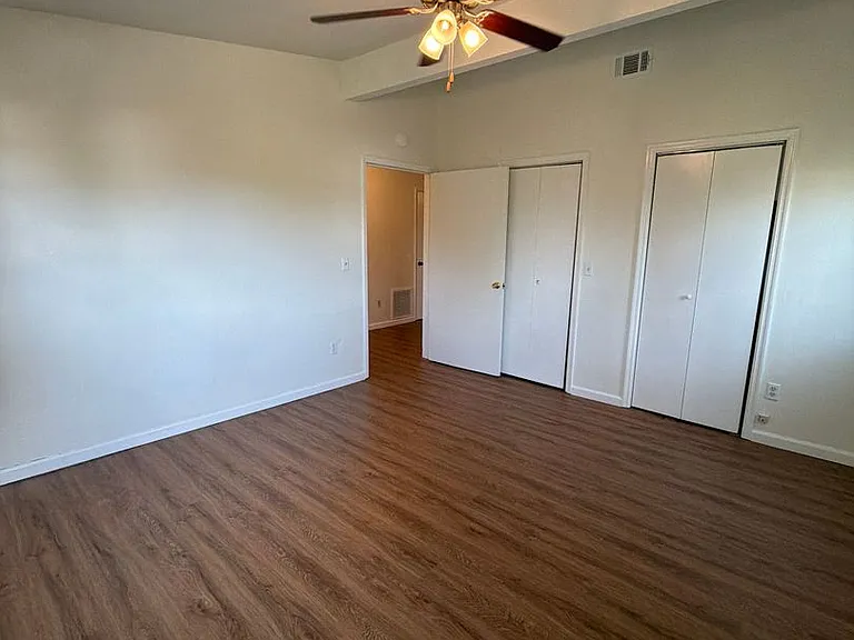 Beautiful downtown quad. 1 and 2 bed units available now. Pets allowed. — Photo 46
