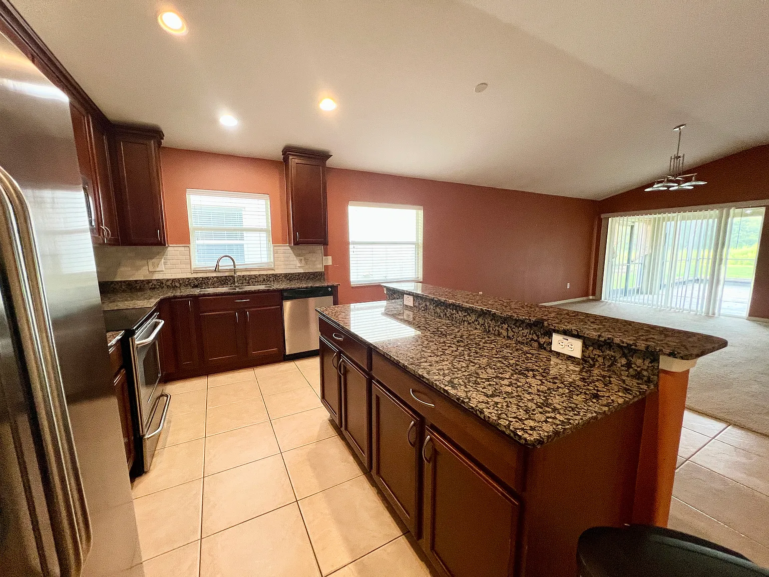 3 bed, 2045 sqft, $2,425 — Photo 2