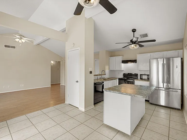 2911 Garden Ln — Photo 10