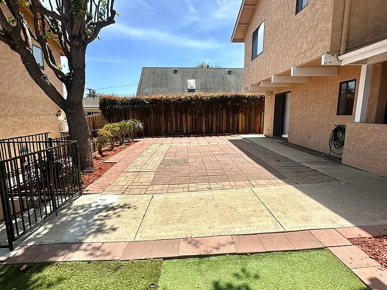 1009 E Haley St — Photo 4