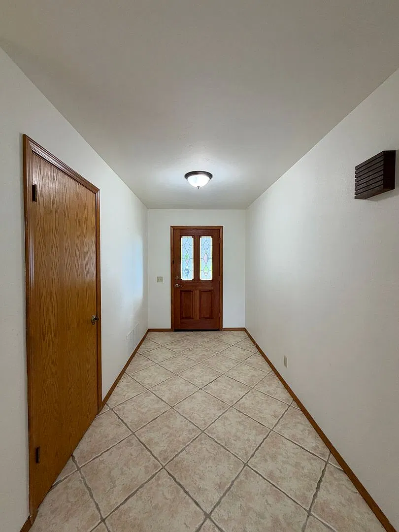 Sunrise Hills Single Story Ranch Style Home — Photo 4