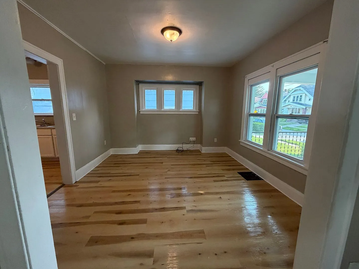 Bright & Spacious 4 Bedroom Home for Rent — Photo 3