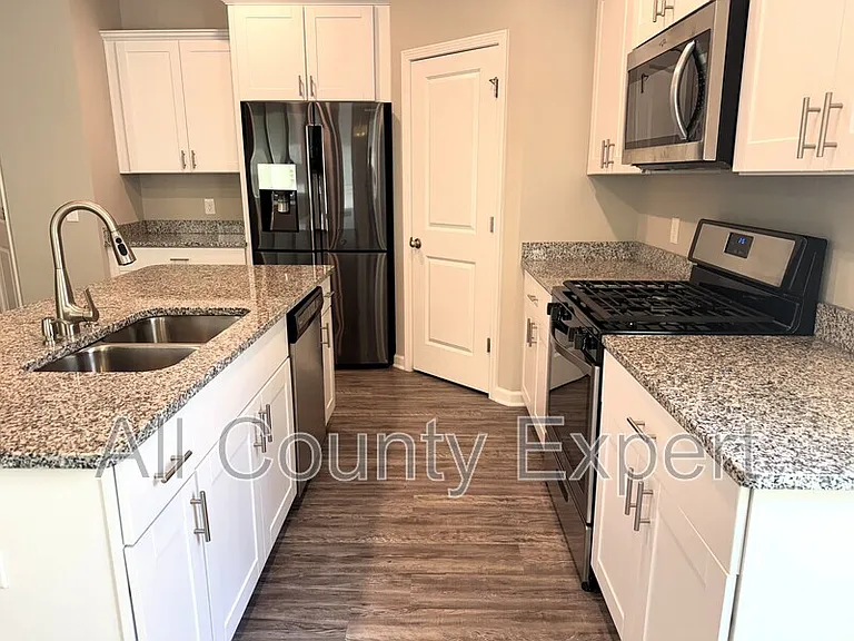 21 Stanford Ct — Photo 4