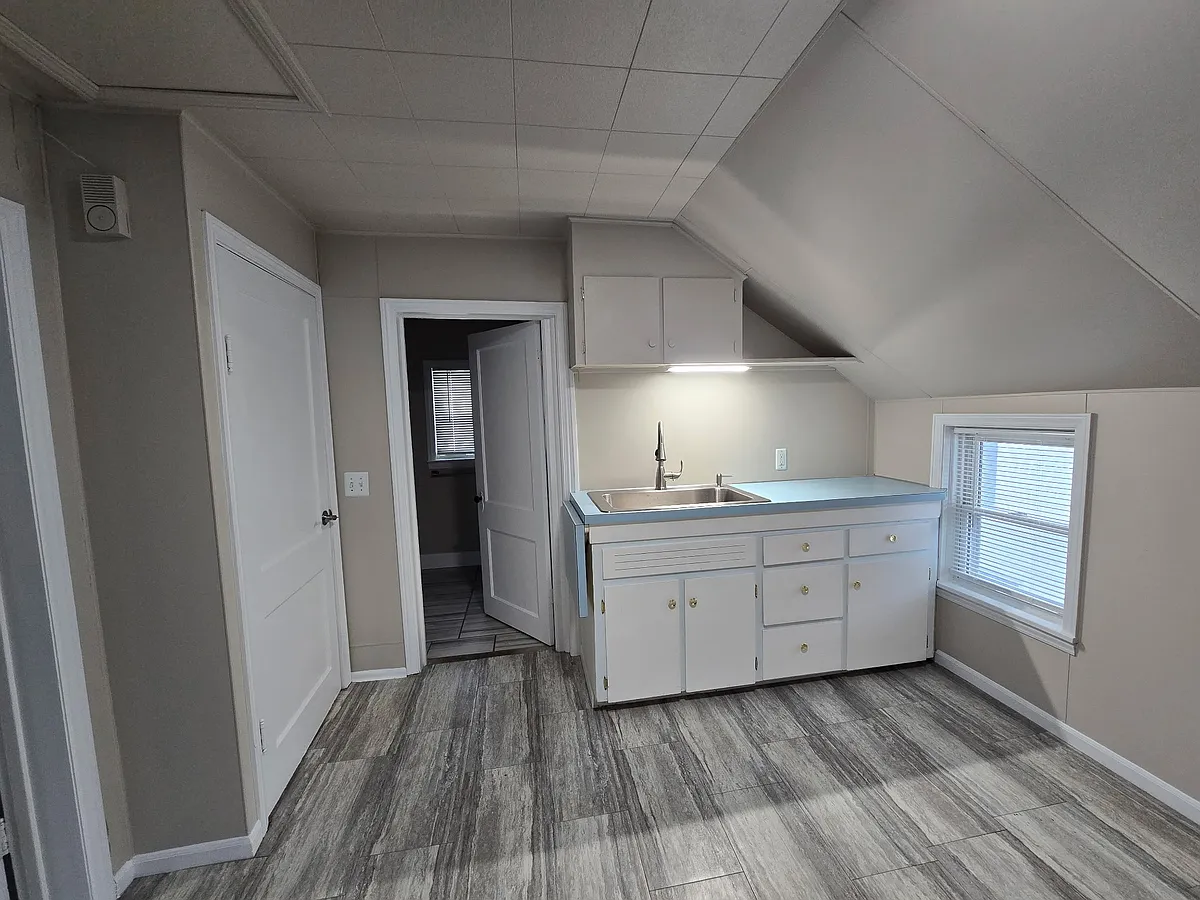 Building Photo - 410 E Grand River Ave #2