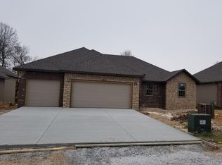 871 E Striper Dr, Nixa, MO 65714