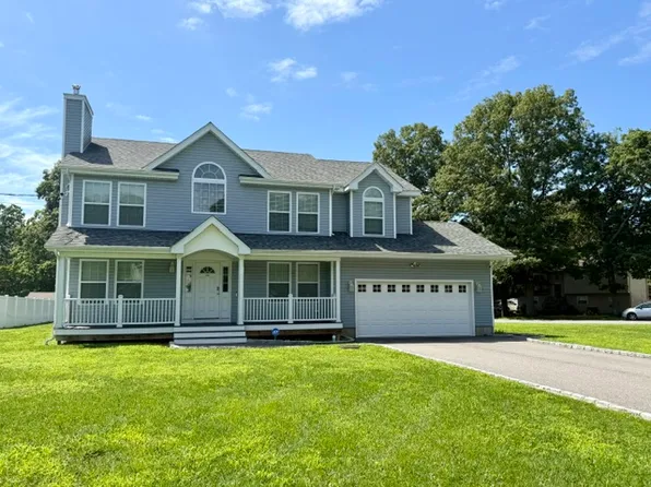 497 Carnation Dr, Shirley, NY 11967
