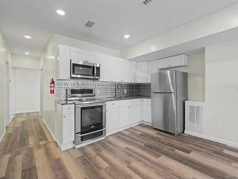61 Carson Ave — Photo 5