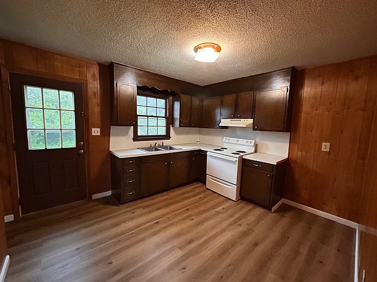 5937 E Highway 27 #1 — Photo 3
