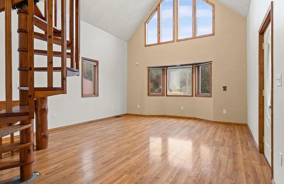 120 Midway St — Photo 2