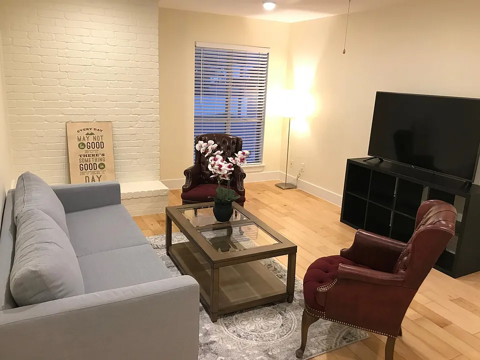 909 Reinli St #206