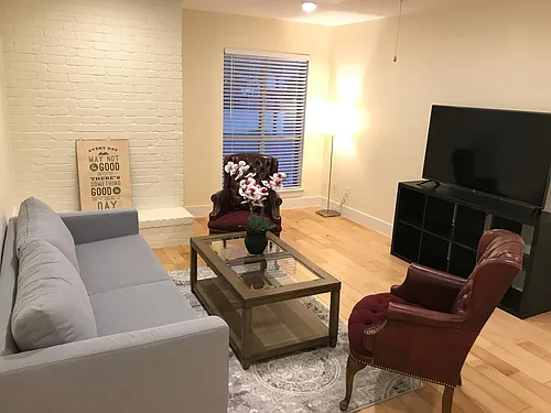 909 Reinli St Photo 1